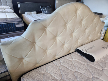 Łóżko tapicerowane w kolorze beżowym160x200 cm z pojemnikiem na pościel